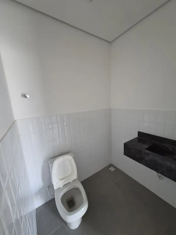 Banheiro com vaso e bancada novos