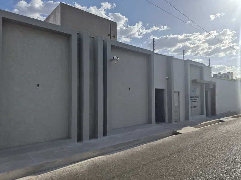 Fachada do complexo com câmeras de segurança