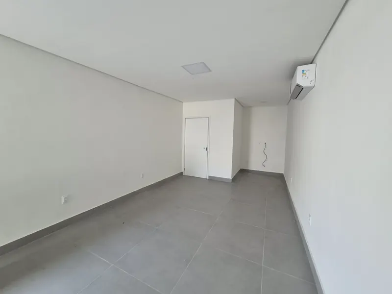 Sala com porta para o banheiro privativo