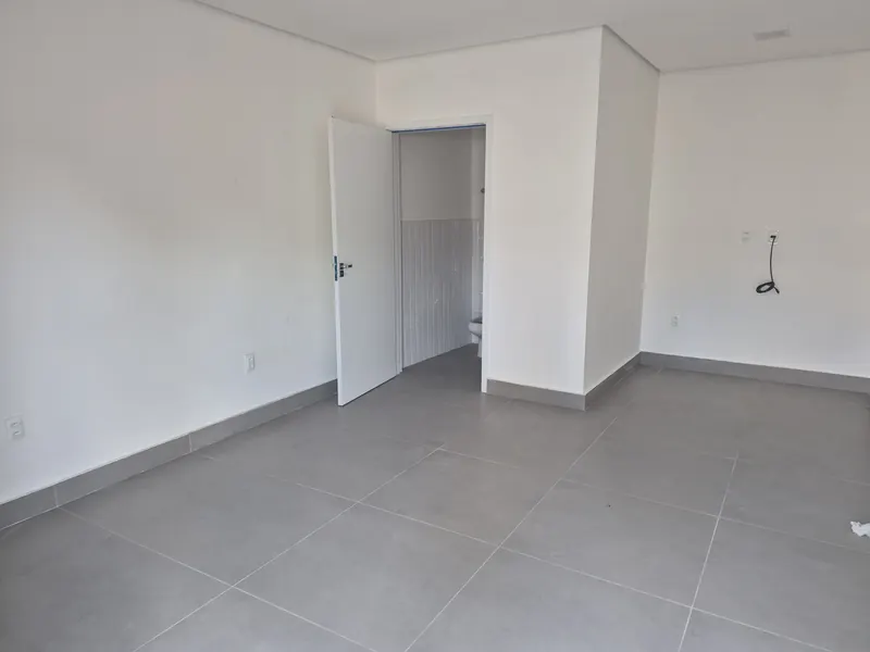 Sala com tomadas e ponto de rede instalados