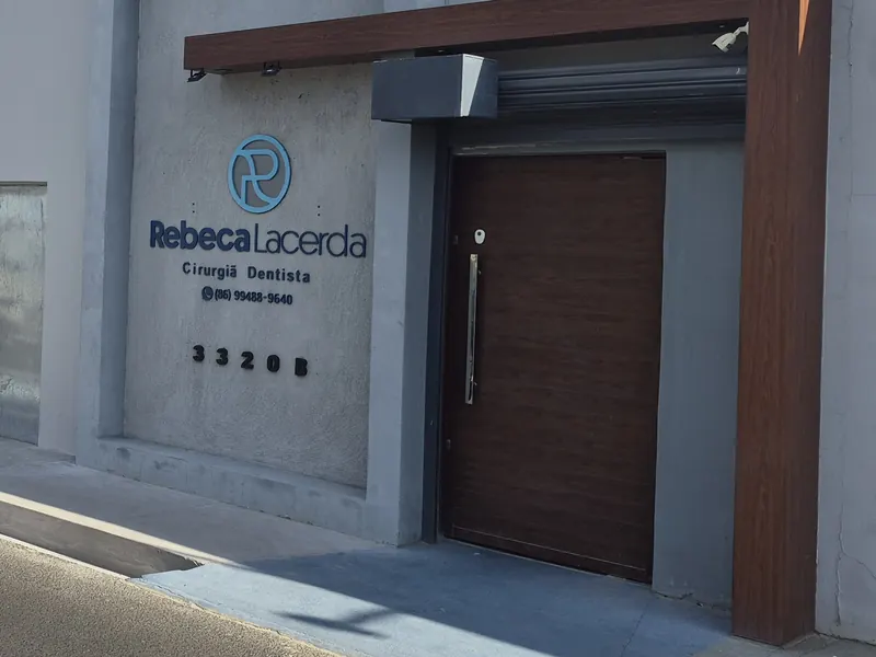 Fachada da sala 3320D, ocupada por um consultório odontológico